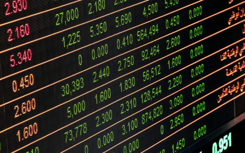 2026 年的剧本核心在于:FED 为了刺激放缓的美国经济而开启降息通道,而 MAS 则可能因为全球供应链成本依然高企,需要维持新币强势以控制国内通胀。⚠️ - Ultima Markets